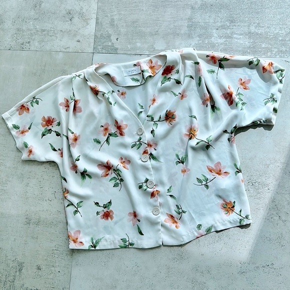 Elodie Ivory Floral Button Down Blouse Short Sleeve Size Small - Picture 1 of 7